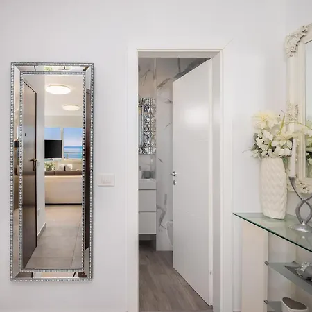 Апартаменты Luxury Penthouse With Jacuzzi, Panoramic View Макарска