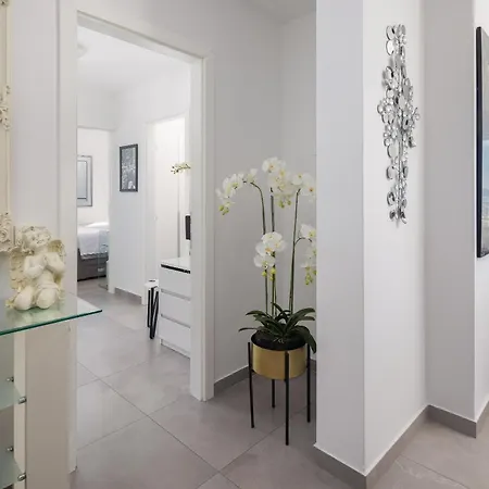 Апартаменты Luxury Penthouse With Jacuzzi, Panoramic View