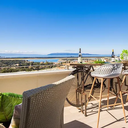 Апартаменты Luxury Penthouse With Jacuzzi, Panoramic View *