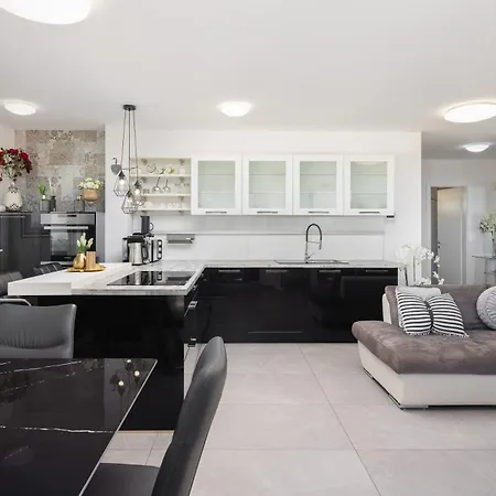 Апартаменты Luxury Penthouse With Jacuzzi, Panoramic View Макарска