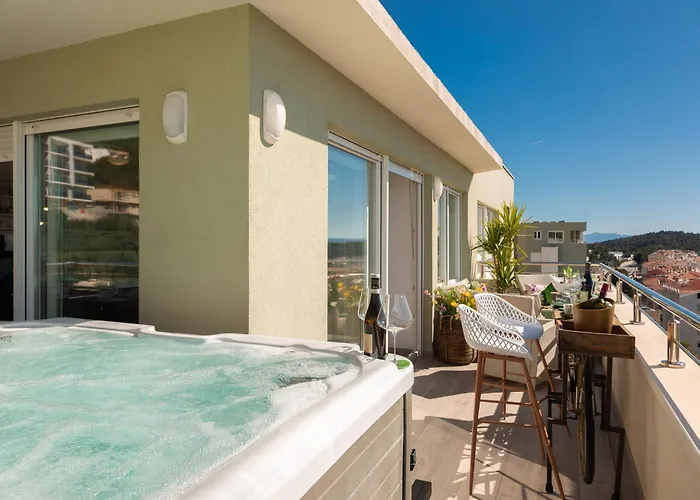 דירה Luxury Penthouse With Jacuzzi, Panoramic View מאקרסקה