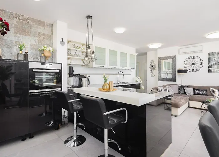 Luxury Penthouse With Jacuzzi, Panoramic View דירה