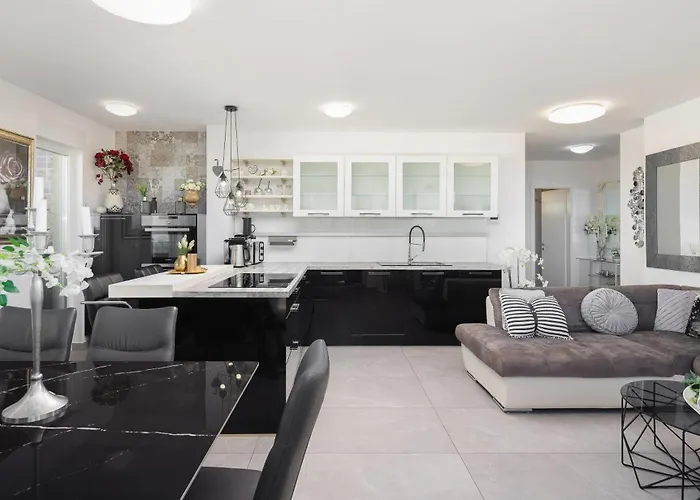 דירה Luxury Penthouse With Jacuzzi, Panoramic View מאקרסקה