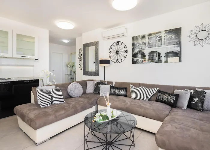 Luxury Penthouse With Jacuzzi, Panoramic View מאקרסקה